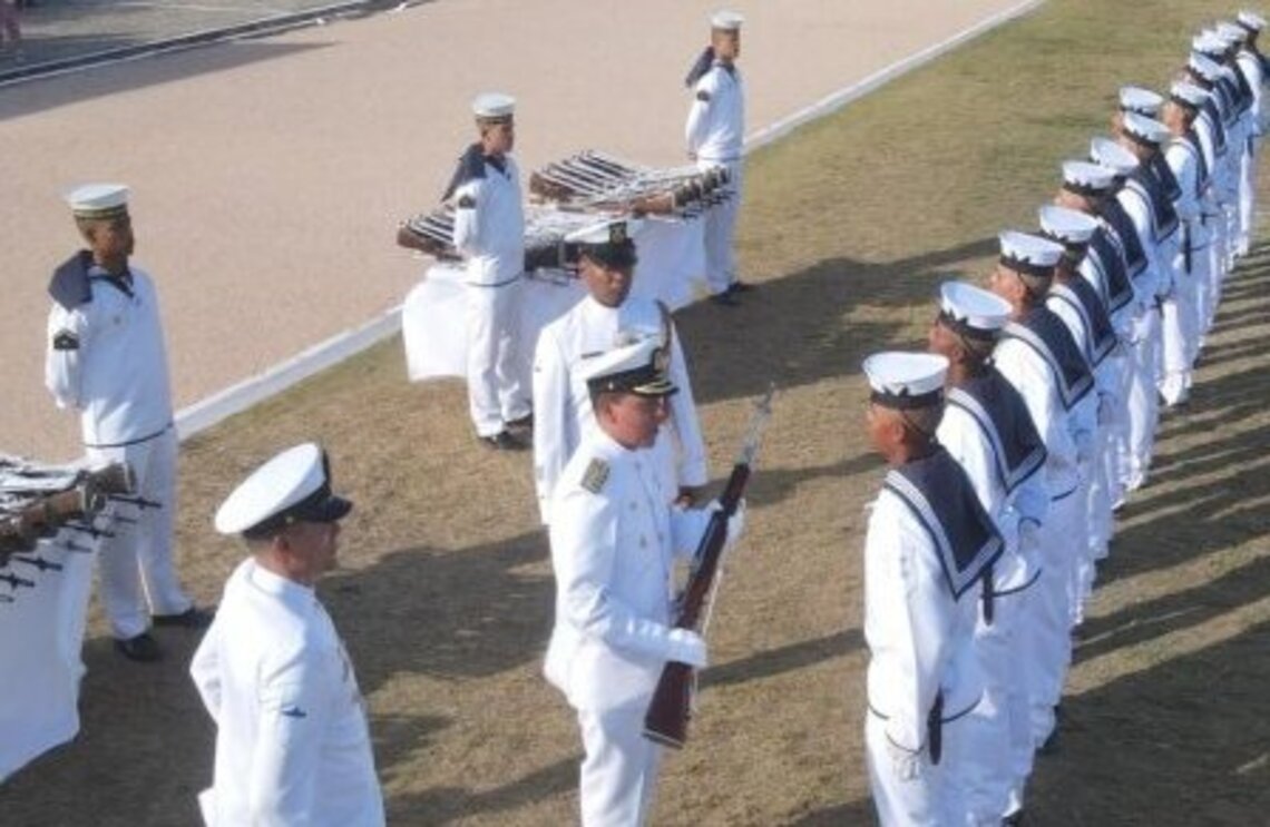 Grumetes juran bandera en la Escuela Naval de Suboficiales